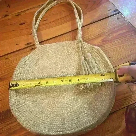 Jute round braided beach vacation bag with tassel - Picture 2 of 6